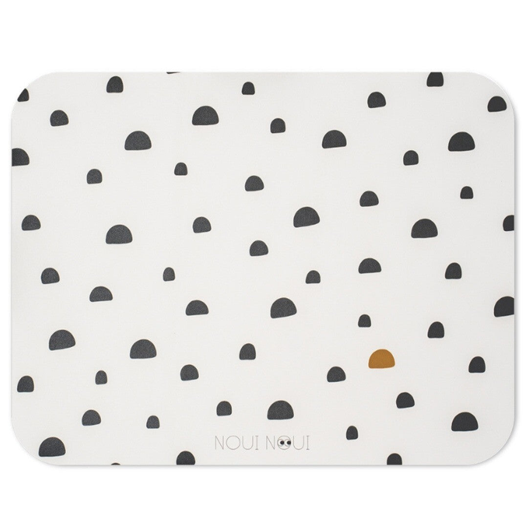 Witte noui noui placemat met zwarte en één gouden stipjes.