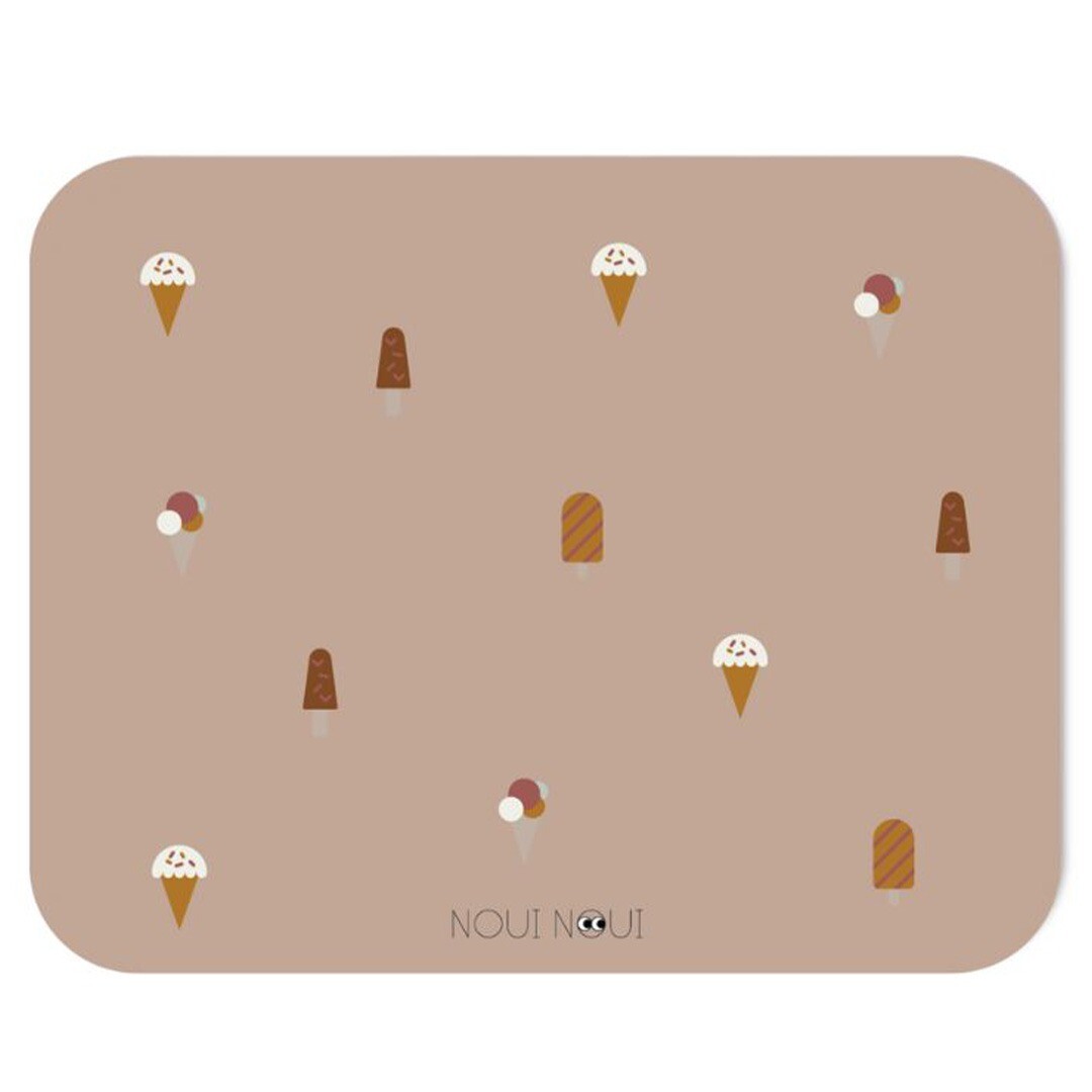 Noui Noui placemat met een patroon van ijsjes en waterijsjes op een roze ondergrond.