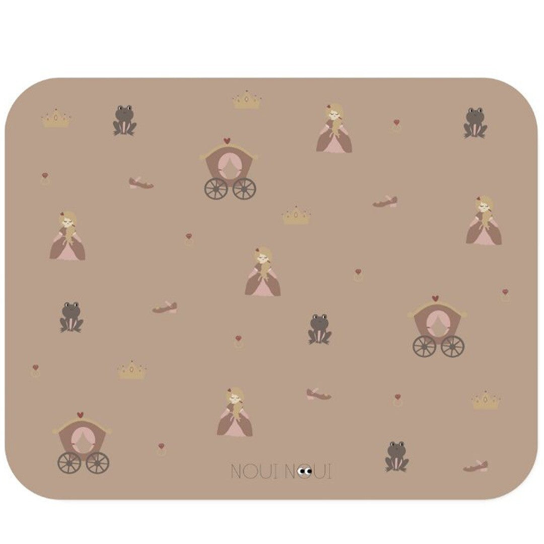 Noui Noui placemat met een patroon van prinsessen, kikkers, koetsen en kronen.