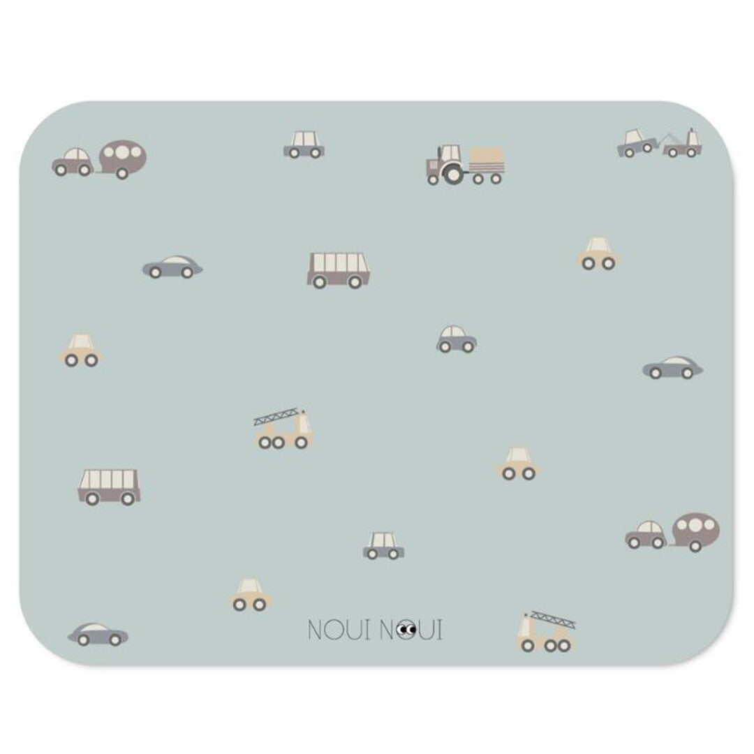 Blauwe noui noui placemat met een patroon van diverse voertuigen.