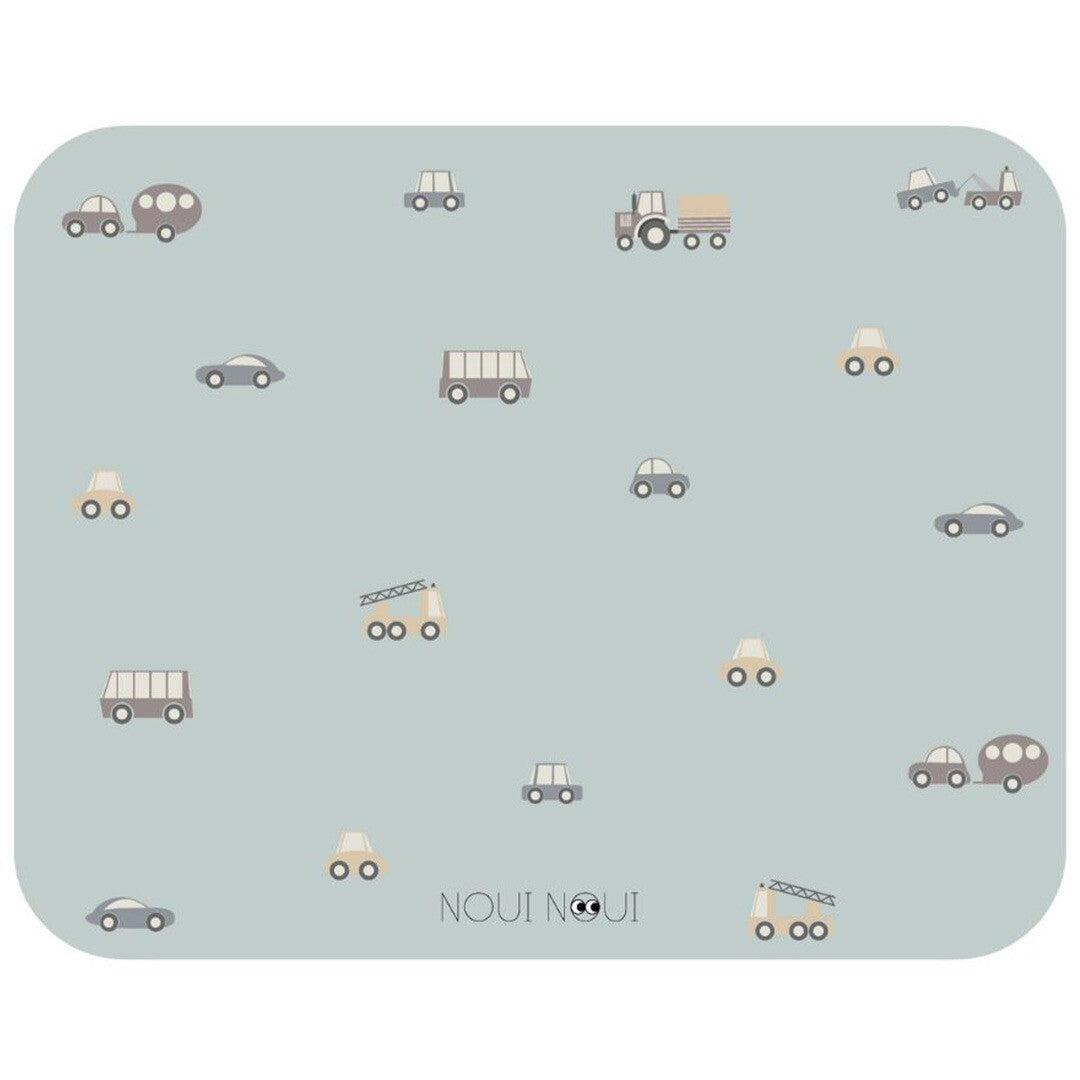 Noui Noui placemat met een patroon van diverse voertuigen op een lichtblauwe achtergrond.