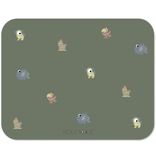 Groene noui noui placemat met patroon van kleine, kleurrijke fabeldieren.