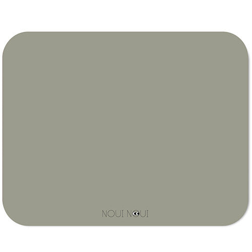 Noui Noui placemat in effen olijfgrijs met afgeronde hoeken.