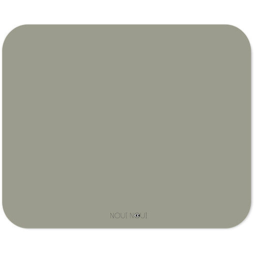 Noui Noui placemat in effen olijfgrijs met logo.