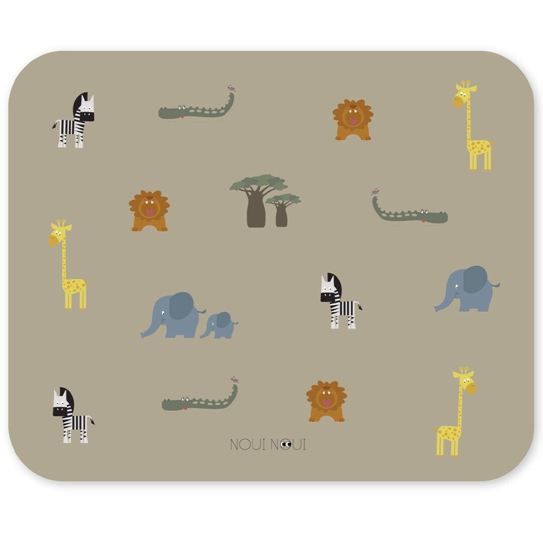 Noui Noui placemat met een patroon van safari dieren zoals zebra's, krokodillen, leeuwen, giraffen en olifanten.