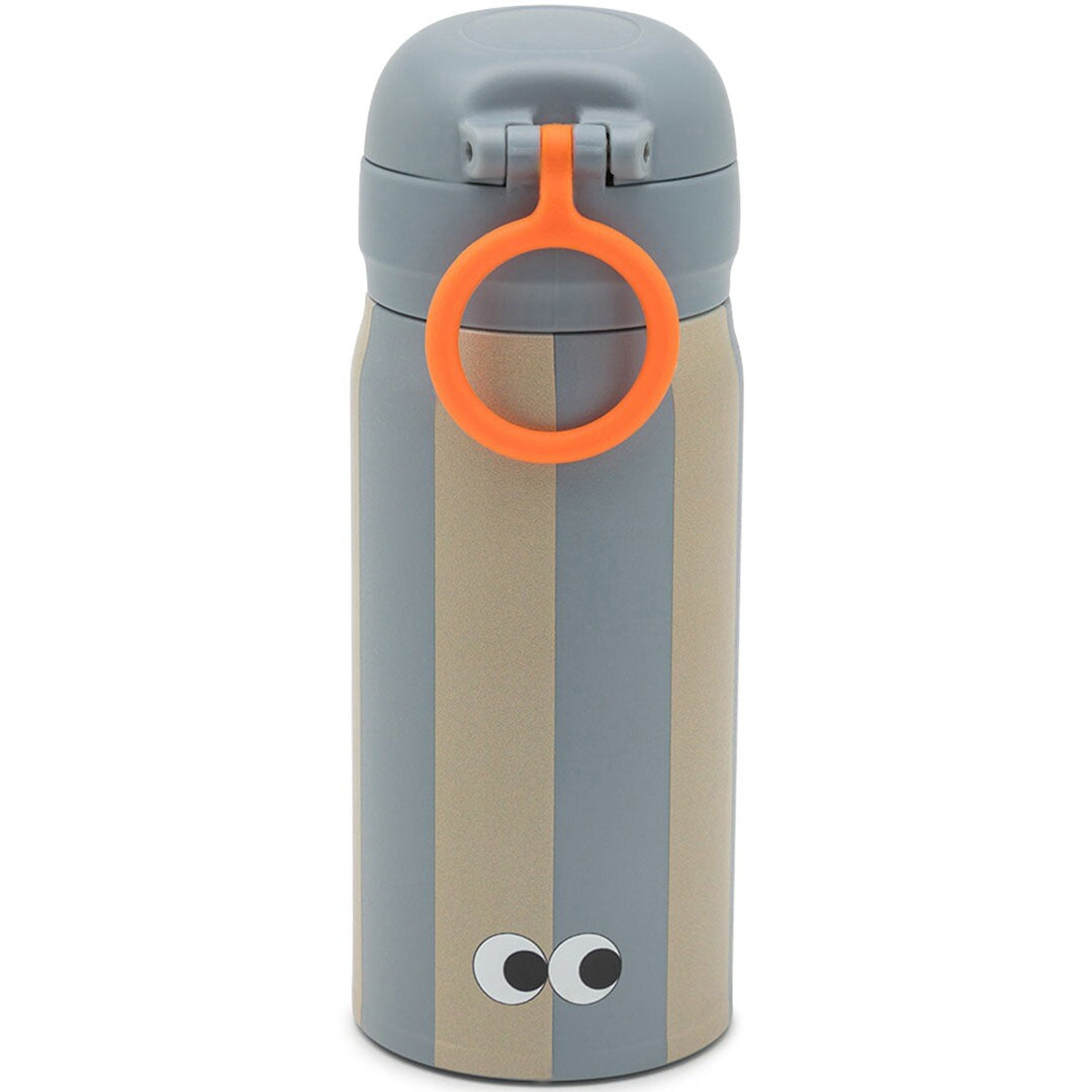 Achterkant van de noui noui thermosfles met blauw-beige strepen, twee ogen en oranje ring.