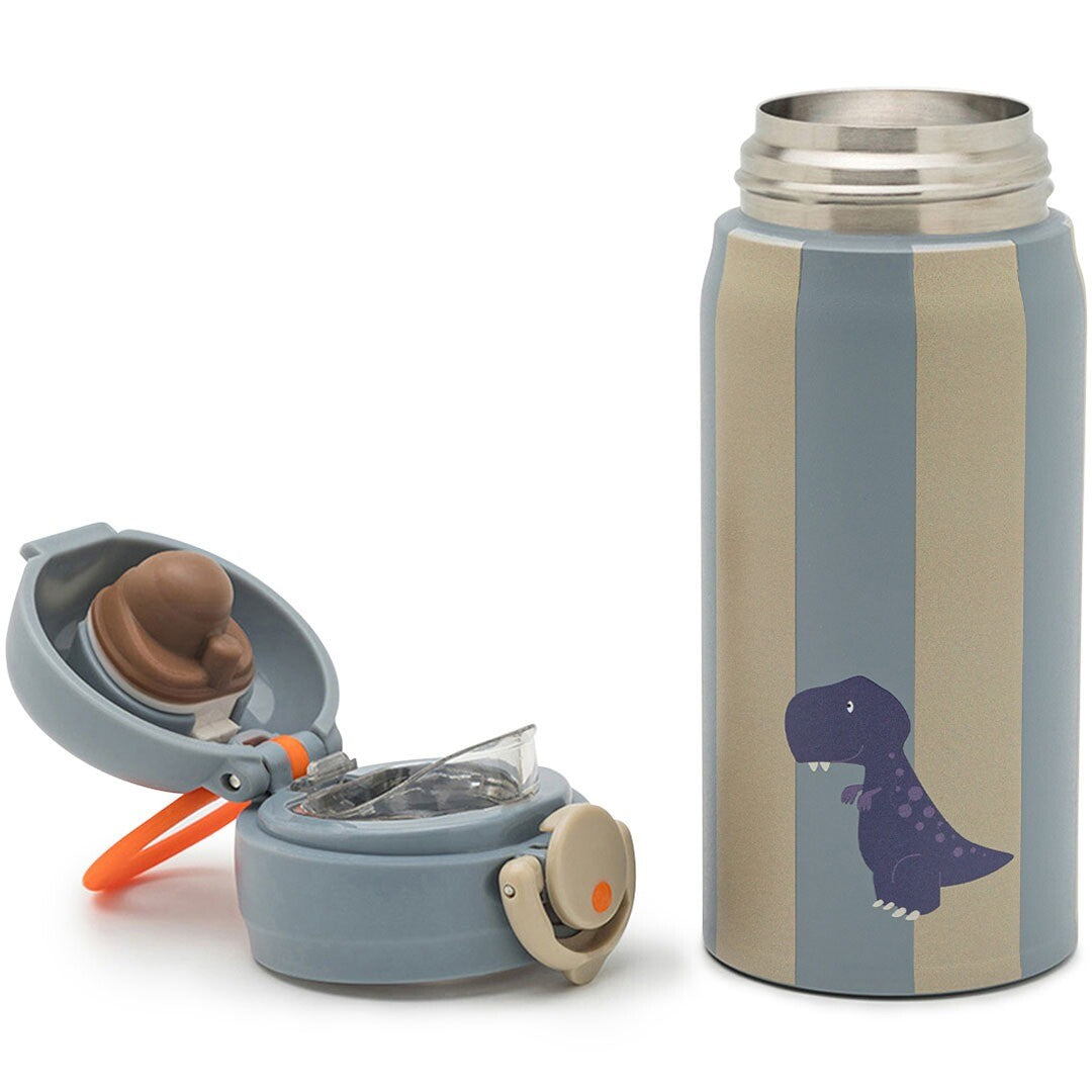 Noui noui thermosfles met dino-opdruk en gestreepte patroon, met de opengeklapte dop ernaast.