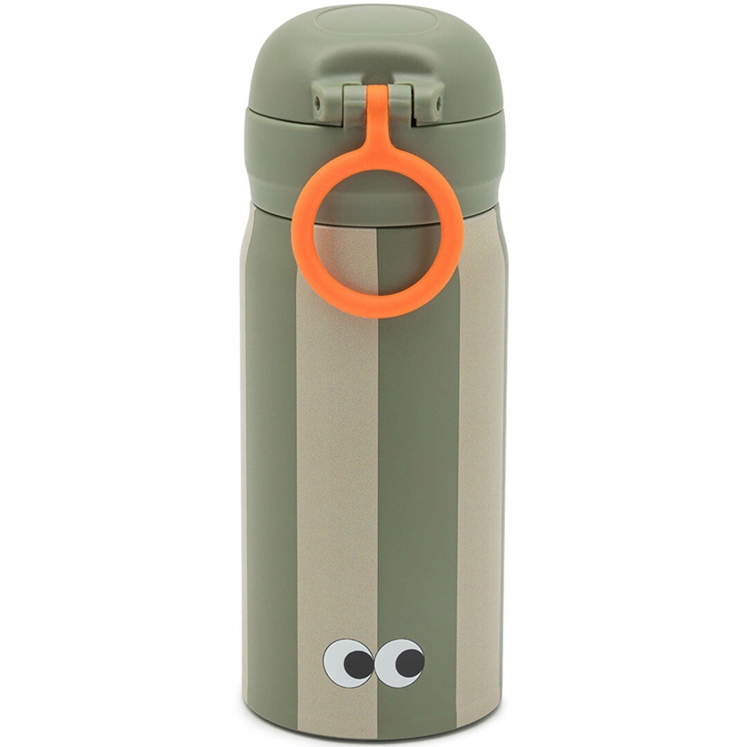 De achterkant van de noui noui kinderthermosfles met groene en beige strepen en twee ogen.