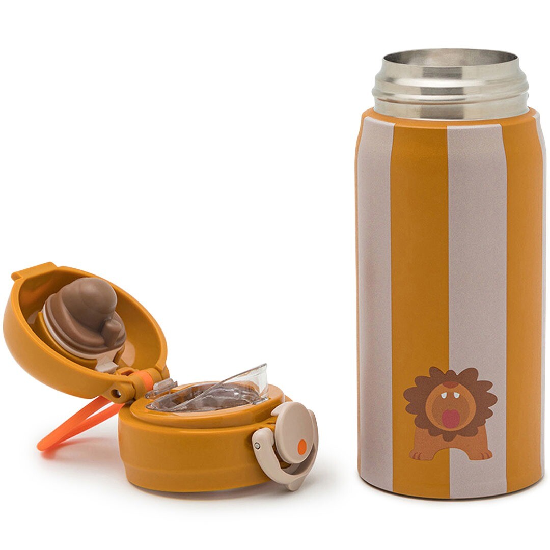 De noui noui rvs thermosfles met leeuw, opengemaakt naast de dop met drinktuit.