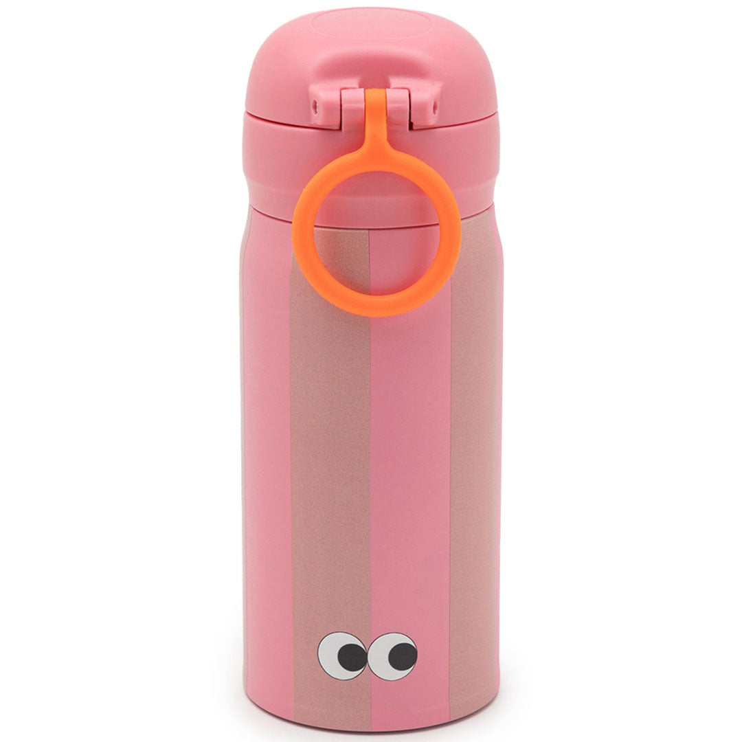 Achterkant van de roze gestreepte noui noui rvs thermosfles met oranje handvat en twee cartoonogen.