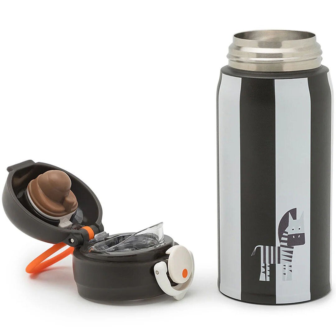 De noui noui rvs thermosfles met zebra-print staat naast de opengeklapte, losse dop met drinktuit.