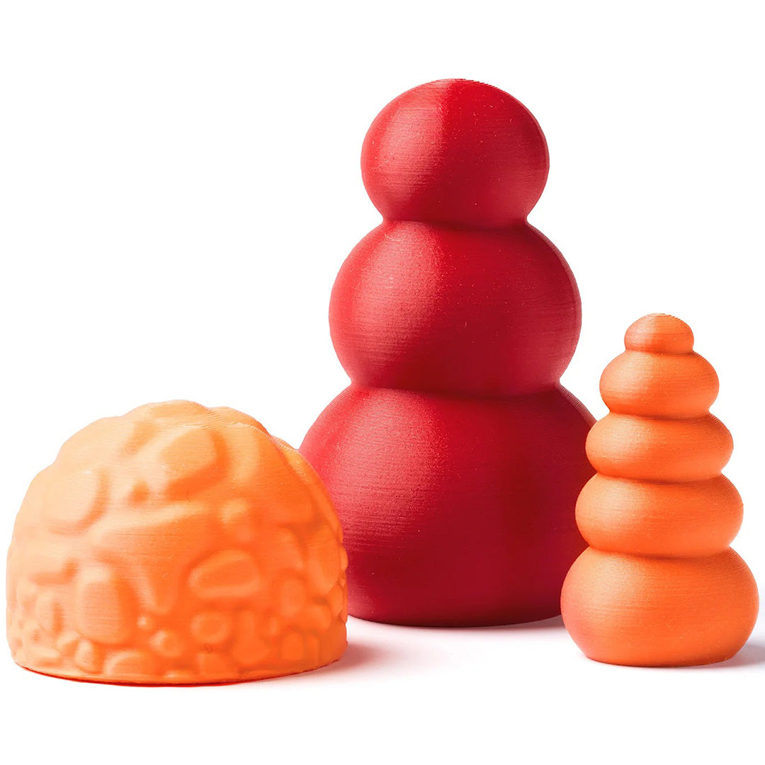 Drie och och sensorische boomvormige figuren in rood en oranje, met gestapelde en getextureerde vormen.