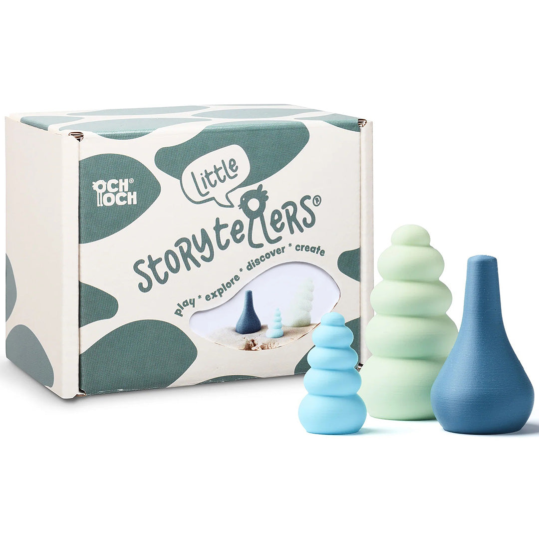 och och sensorische figuren treeset in water wood kleuren naast de productverpakking.