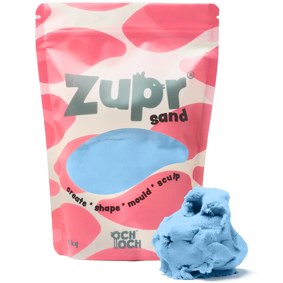 Och Och Zupr kinetisch zand in Betsy Blue kleur, met de verpakking en een hoopje blauw zand ernaast.