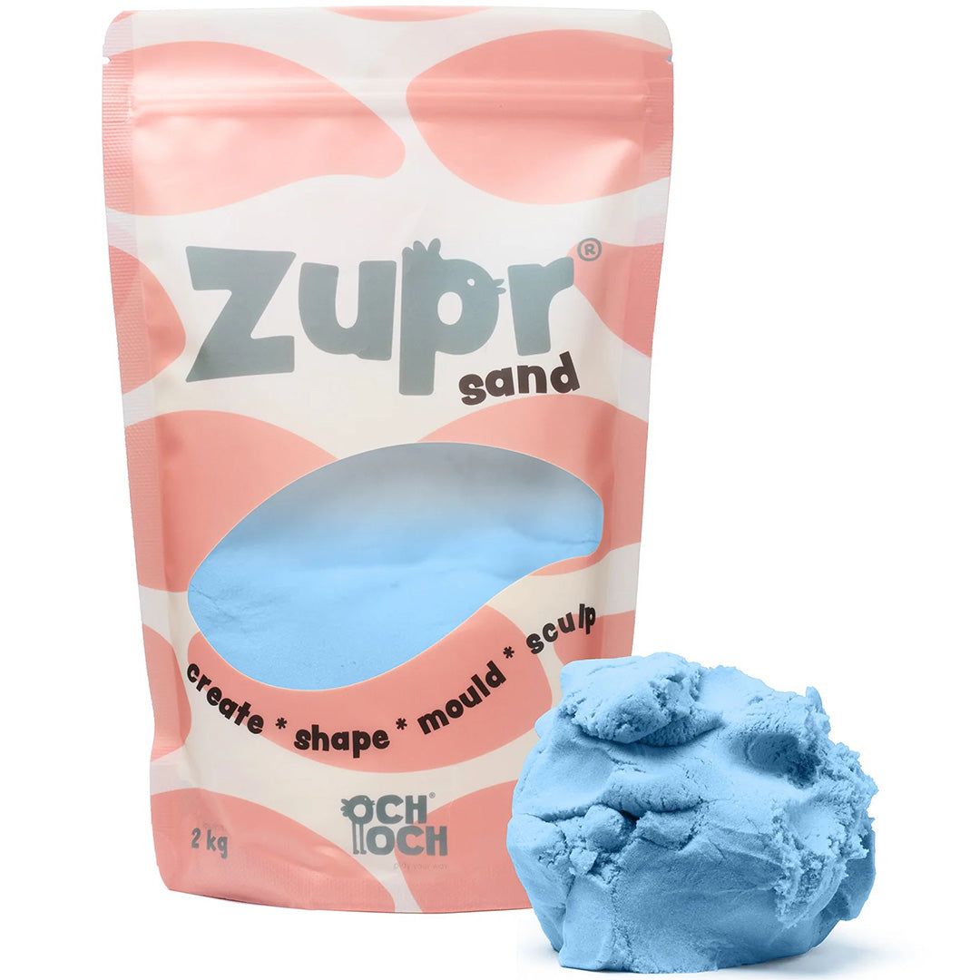 Och Och Zupr blauw kinetisch zand, met de verpakking en een klomp zand ernaast.