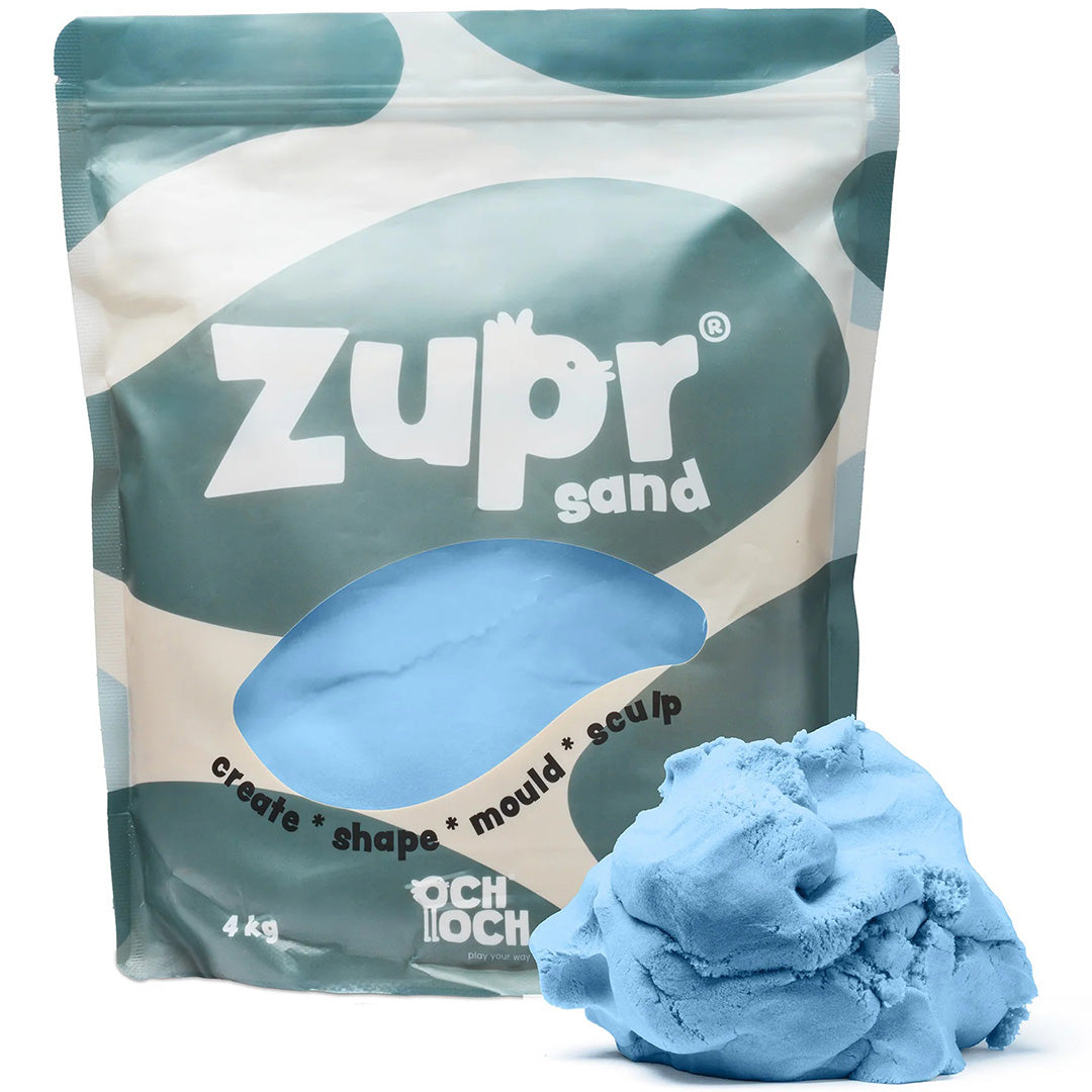 Een zak Och Och Zupr kinetisch zand in de kleur blauw, met een hoopje blauw zand ernaast.