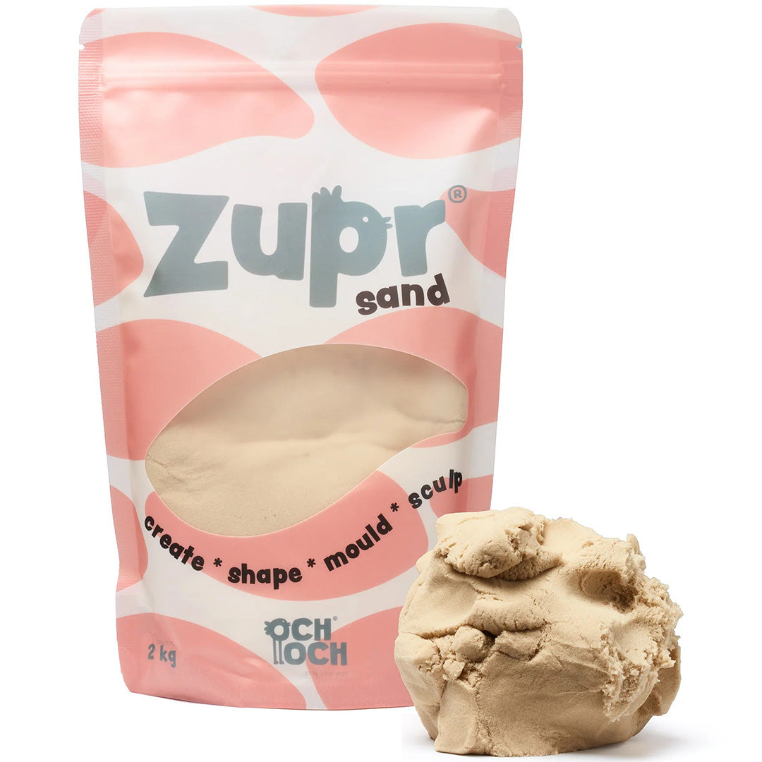 Och Och Zupr kinetisch zand in een beige kleur, met een geopende verpakking en een hoopje zand ernaast.