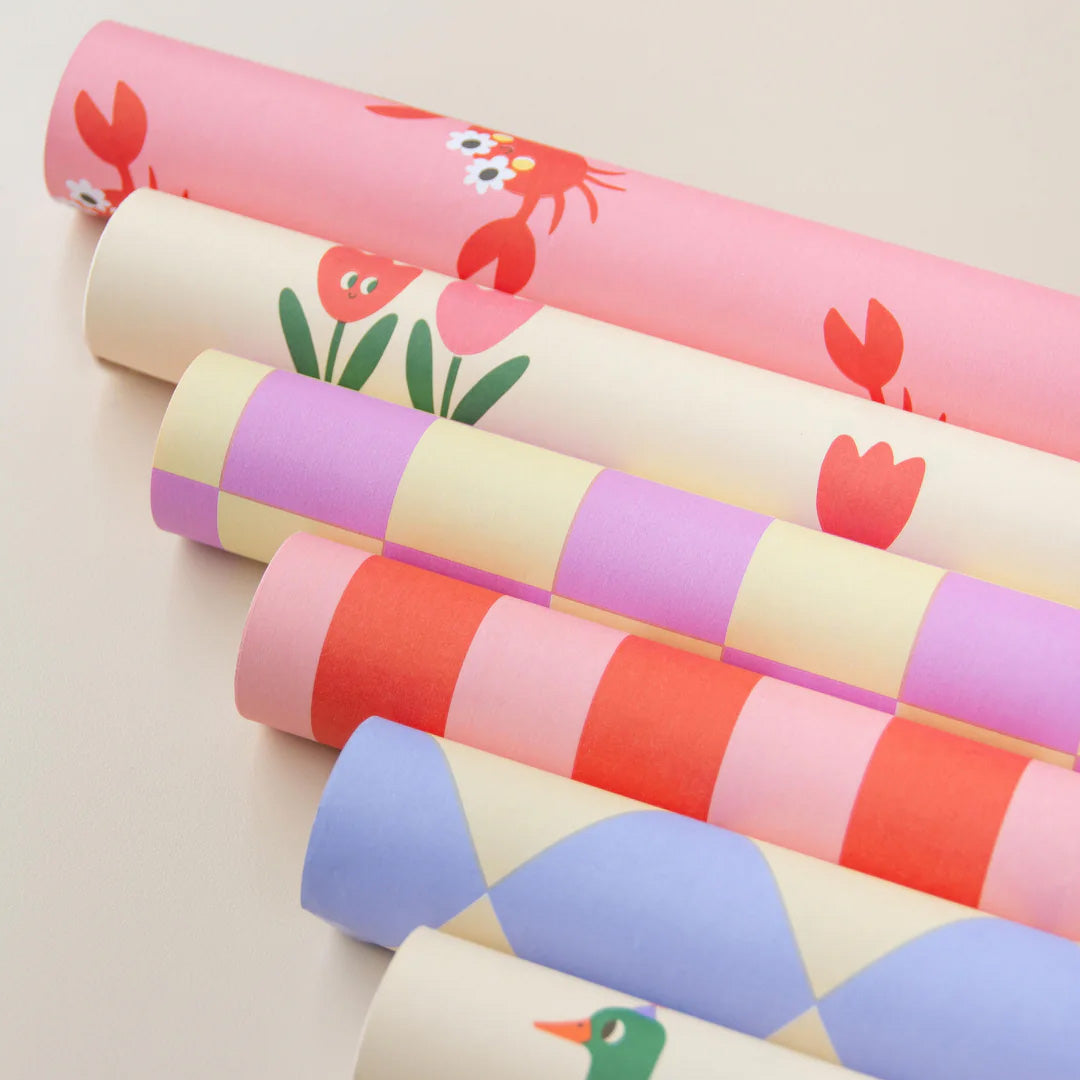 ole inpakpapierrollen met verschillende patronen, waaronder krabben, tulpen, ruiten en strepen.