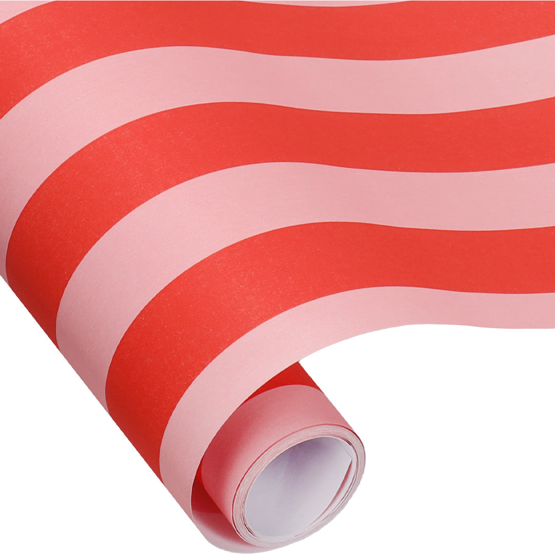 ole inpakpapierrol met horizontale rood-roze strepen, deels afgerold.