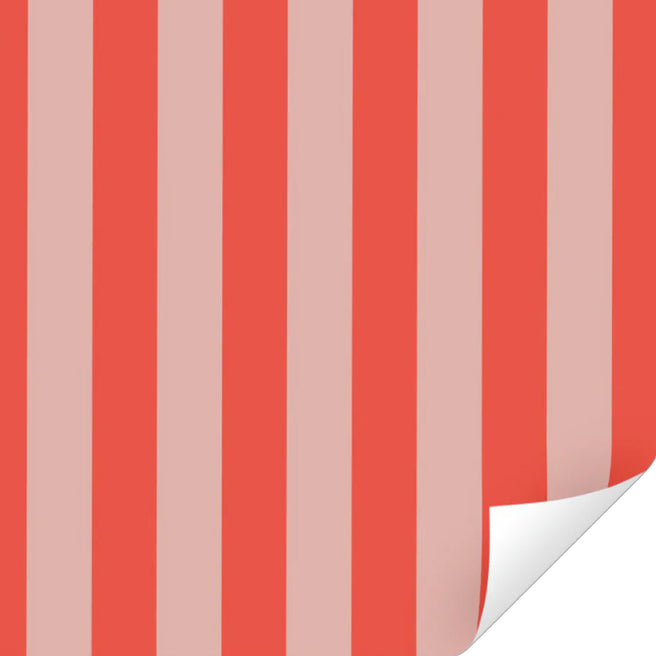ole inpakpapier met verticale rood-roze strepen en een opgerolde hoek.
