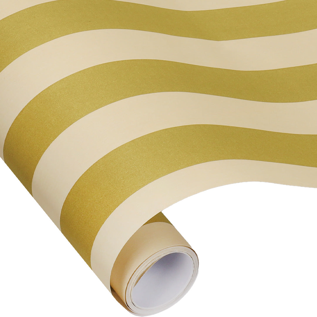 Een rol ole inpakpapier met golvende horizontale strepen in vanille en zeewierkleur, deels uitgerold.