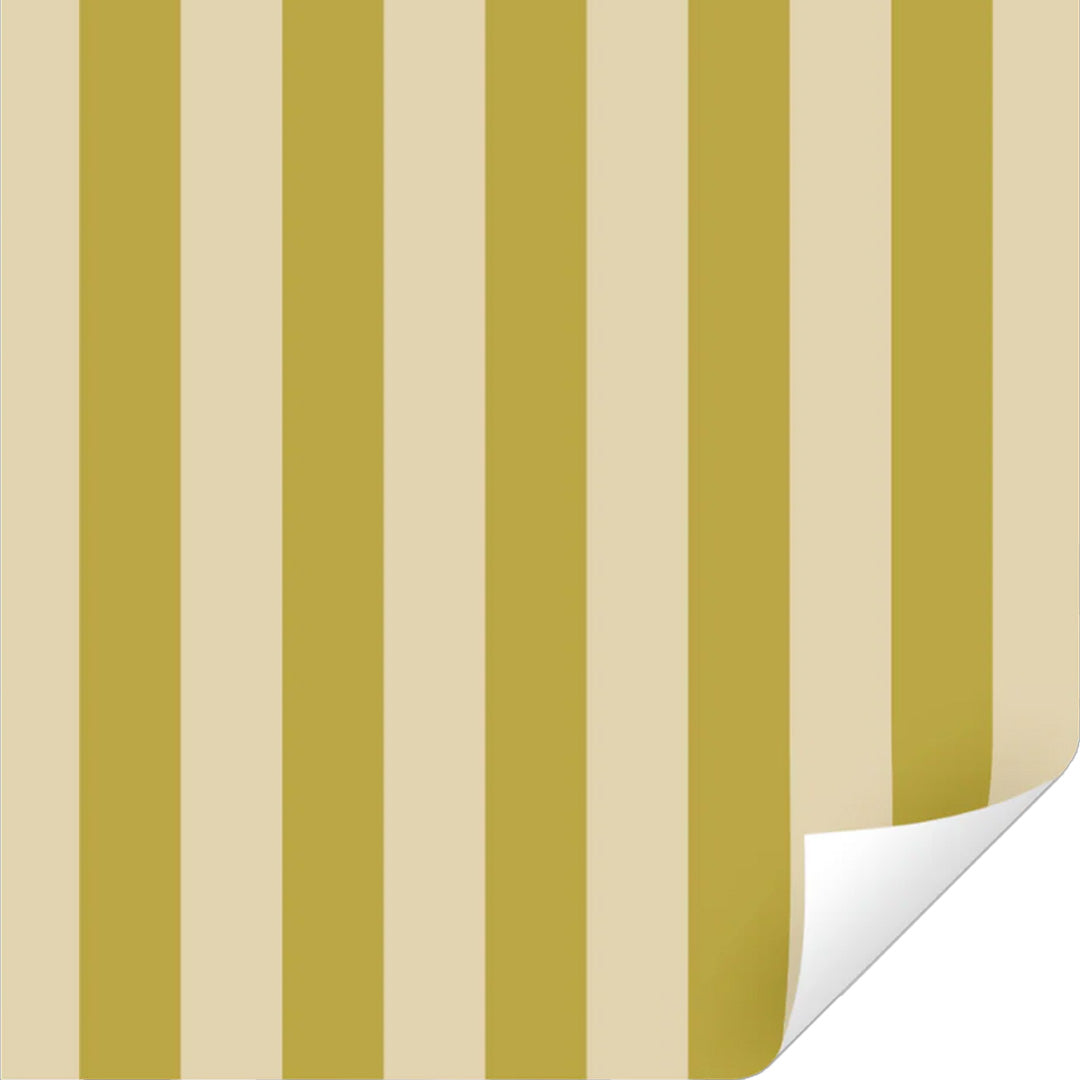 ole inpakpapier met verticale strepen in vanille en zeewierkleur, waarvan een hoekje is omgekruld.