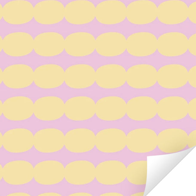 Ole inpakpapier met een patroon van gele ovale vormen op een lila achtergrond.