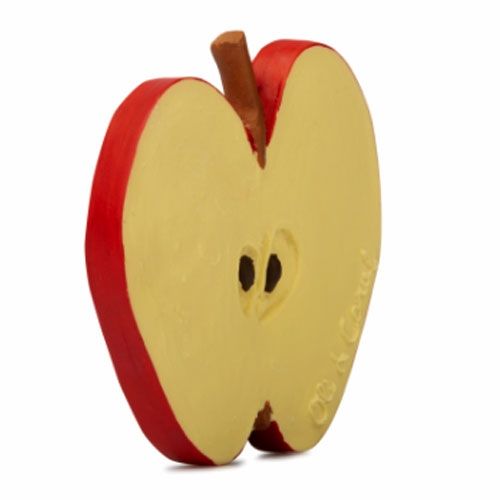 Oli & Carol bijtspeelgoed in de vorm van een rode appelhelft met zichtbare pitjes, schuin van voren.