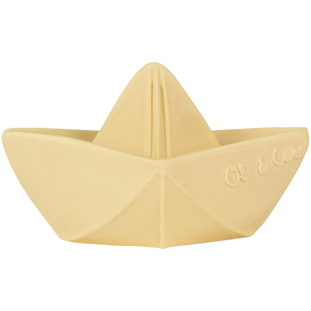 Oli & Carol beige bijt- en badspeelgoed in de vorm van een origami bootje.