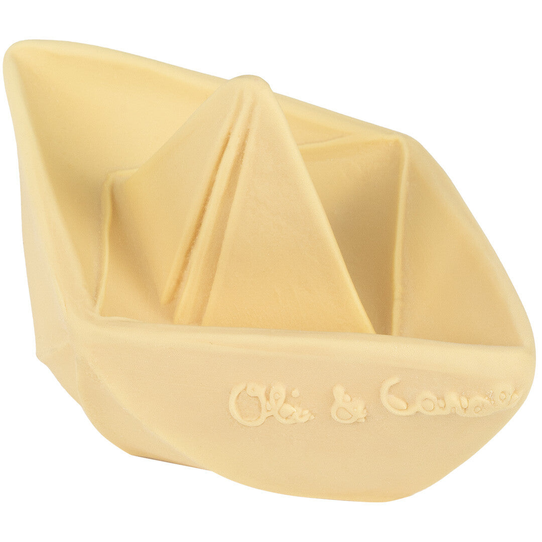 Schuin bovenaanzicht van het Oli & Carol beige bijt- en badspeelgoed origami bootje.