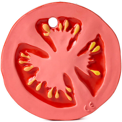 Vooraanzicht van het rode tomaten bijtspeelgoed met gedetailleerde binnenkant en een ophanggat.