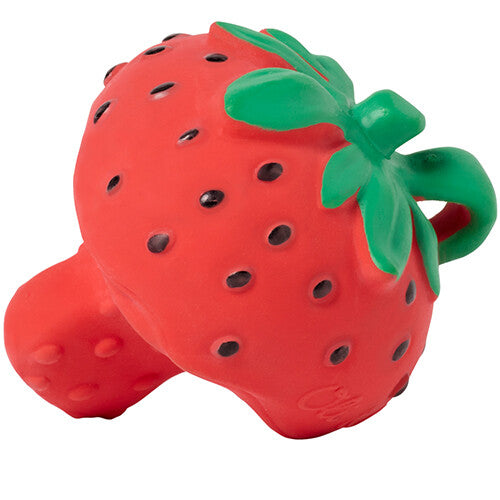 Oli & Carol bijtspeeltje in de vorm van een rode aardbei met groene blaadjes, schuin gefotografeerd.