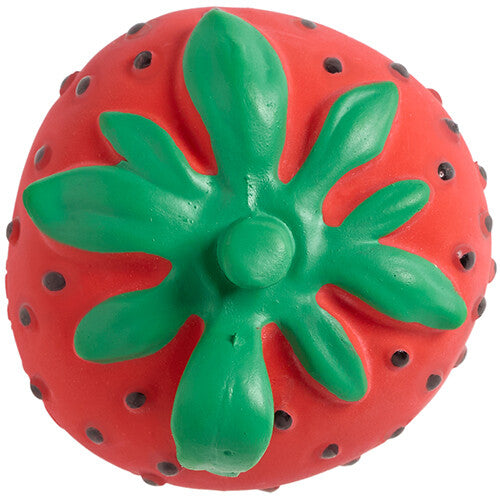 Bovenaanzicht van het Oli & Carol bijtspeeltje in de vorm van een rode aardbei met groene blaadjes.