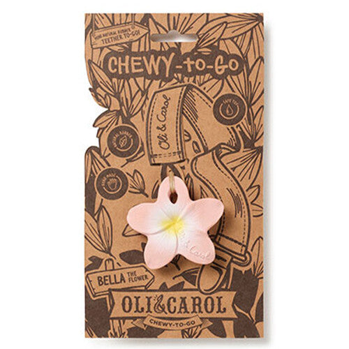 De verpakking van het Oli & Carol babyspeelgoed bijtring in de vorm van een roze plumeria bloem.