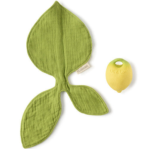 Oli & Carol babyspeelgoed van een groen stoffen blad en een geel limoen bijtspeeltje naast elkaar.
