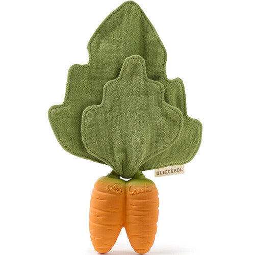 Oli & Carol babyspeelgoed bijtspeeltje in de vorm van een oranje wortel met groene stoffen bladeren.
