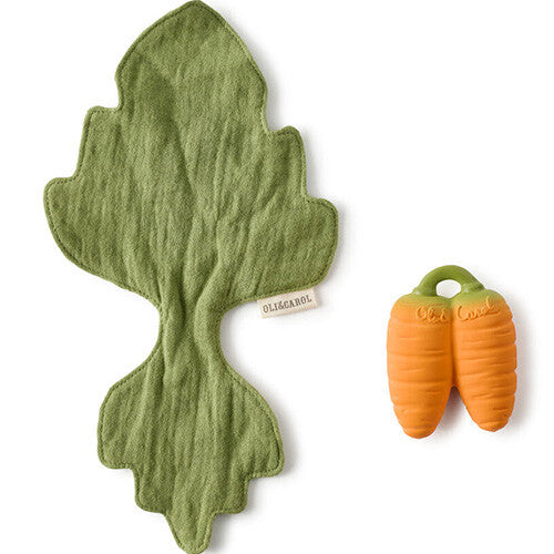 Oli & Carol babyspeelgoed set met een oranje wortel bijtspeeltje en een losse groene stoffen knuffeldoek.