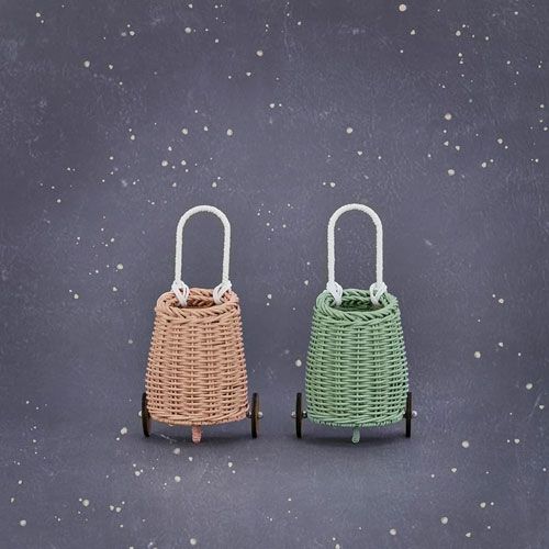 Twee olli ella rotan poppenluggies, één roze en één mintgroen, op een donkere achtergrond.