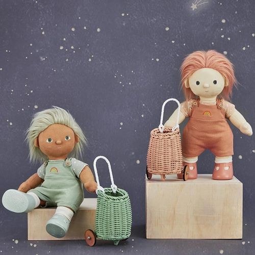 Twee olli ella Dinkum Dolls met een roze en een mintgroene poppenluggy op houten blokken.