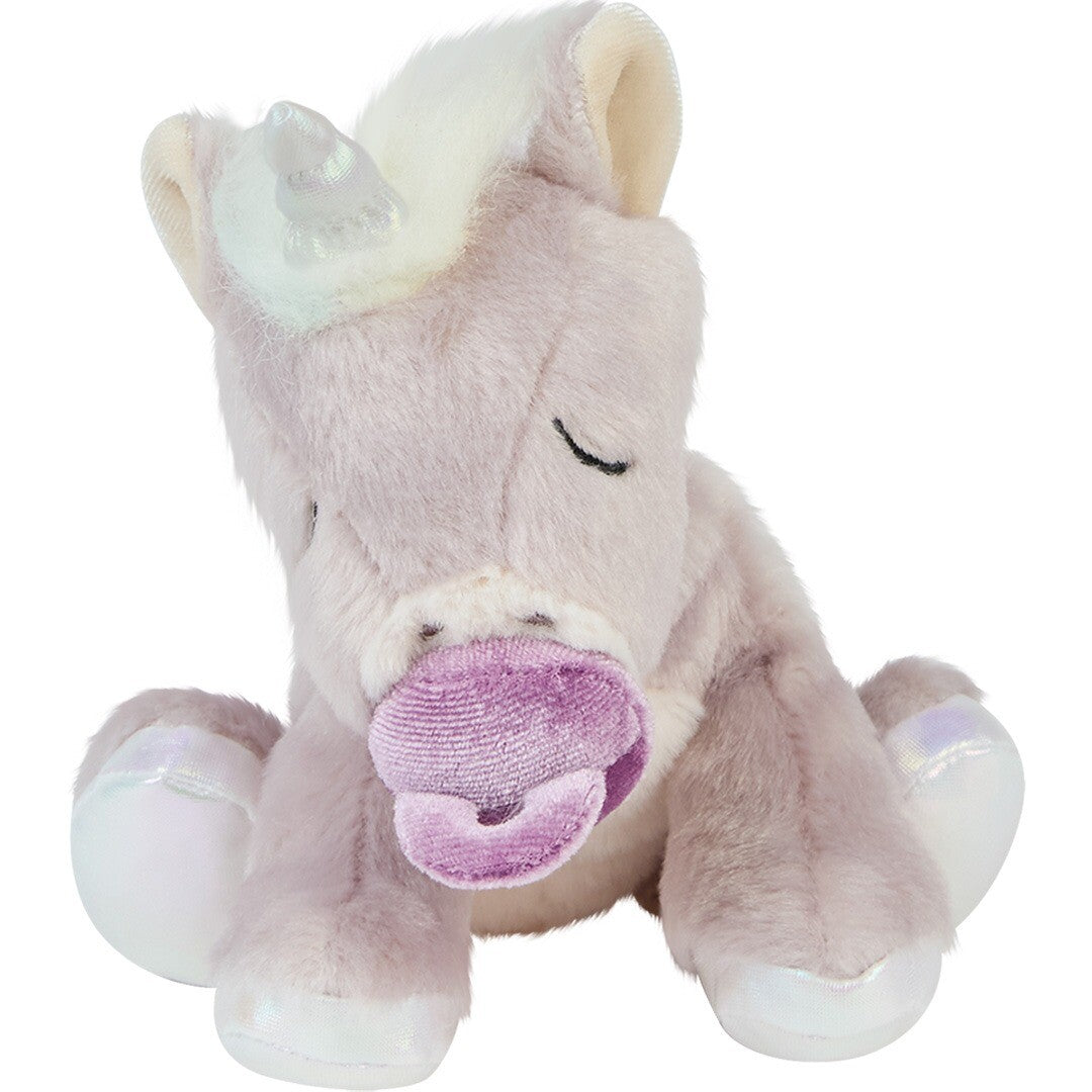 Olli ella knuffeleenhoorn Binky Baby Unicorn zittend met een paarse speen in de mond.