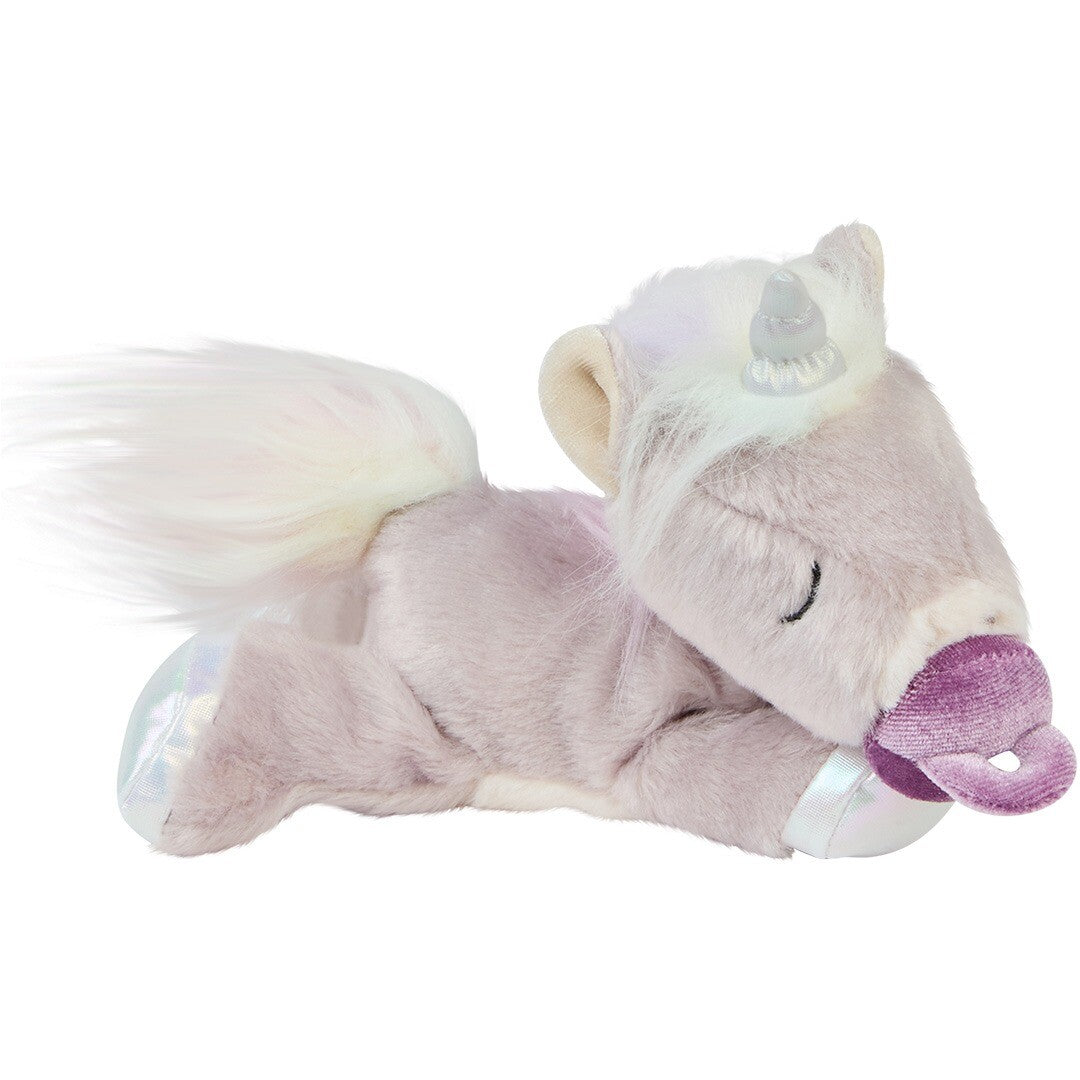 Olli ella knuffeleenhoorn Binky Baby Unicorn liggend met een paarse speen in de mond.