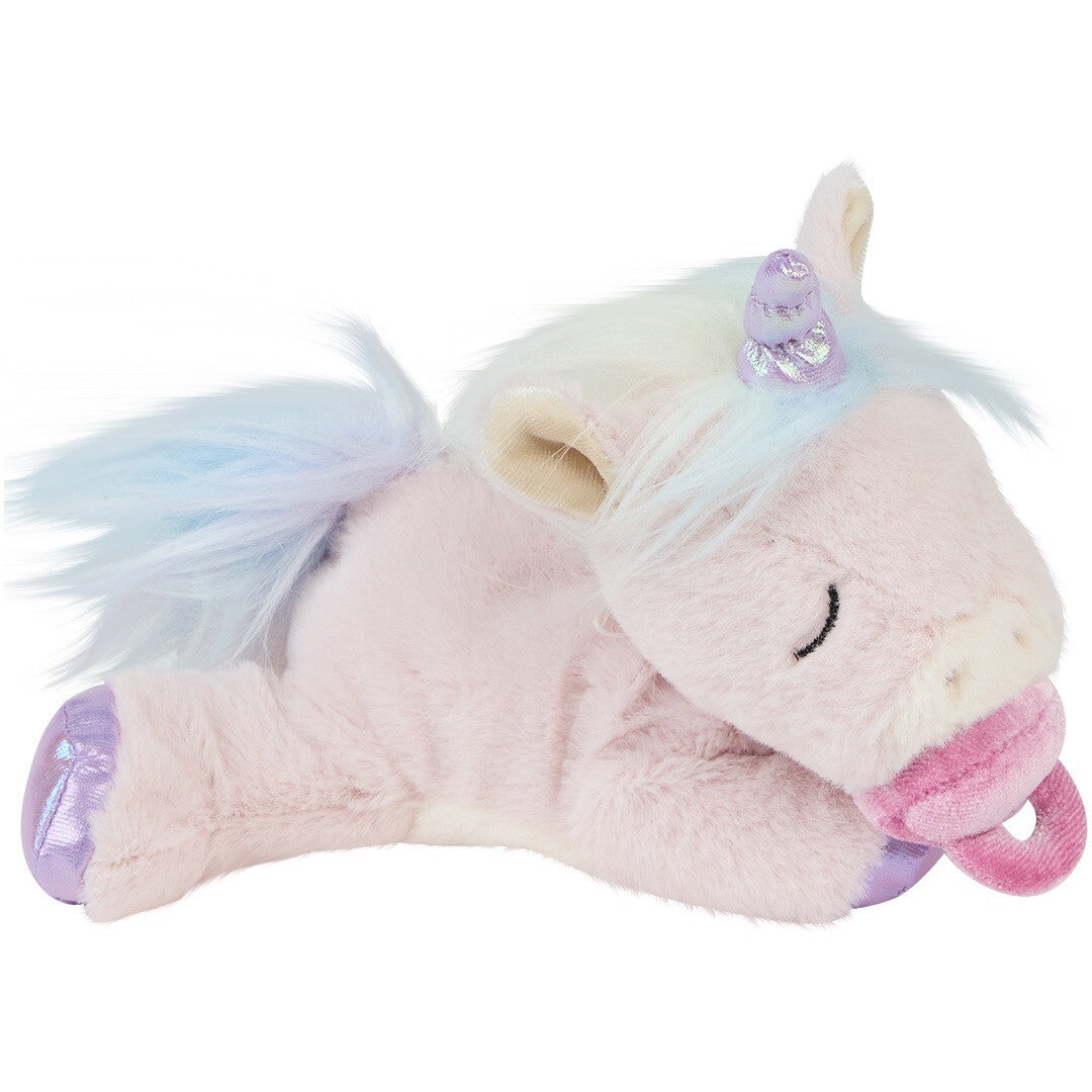 Olli Ella roze pluchen knuffeleenhoorn met gesloten ogen en een speen in de mond.