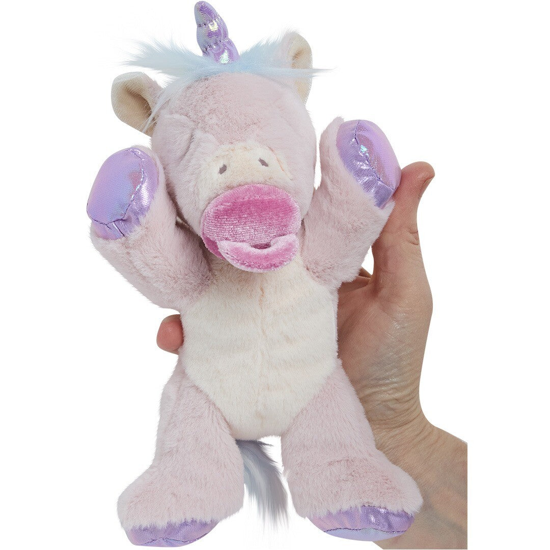 Een hand houdt een roze pluchen knuffeleenhoorn met speen en glimmende hoeven omhoog.