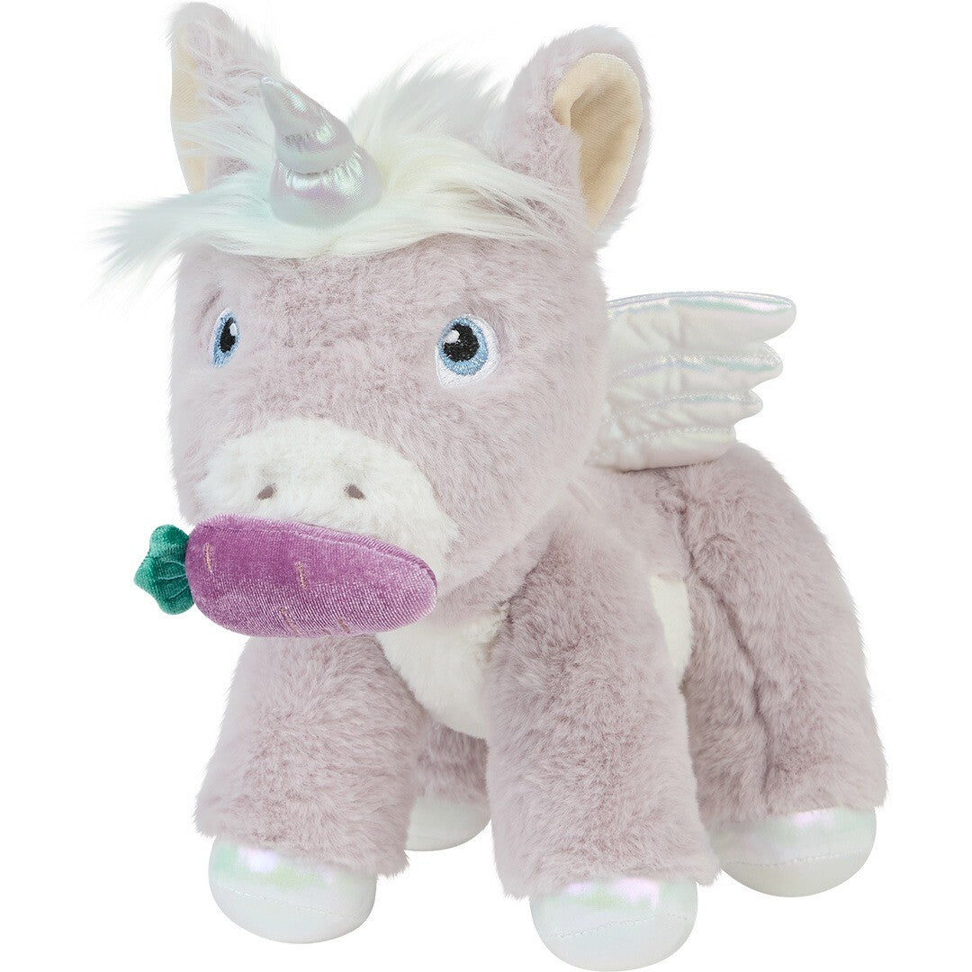 Olli Ella knuffeleenhoorn Glimmer, een lichtpaarse pluchen eenhoorn met vleugels en een paarse wortel in de mond, van voren gefotografeerd.