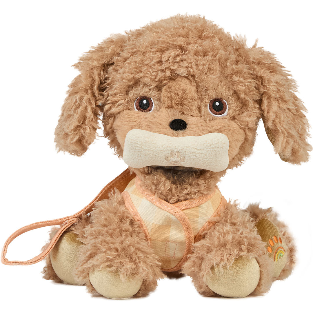 Olli Ella knuffelhond Goldie, een bruine pluchen hond met geruit tuigje en een botje in de bek, zit van voren.