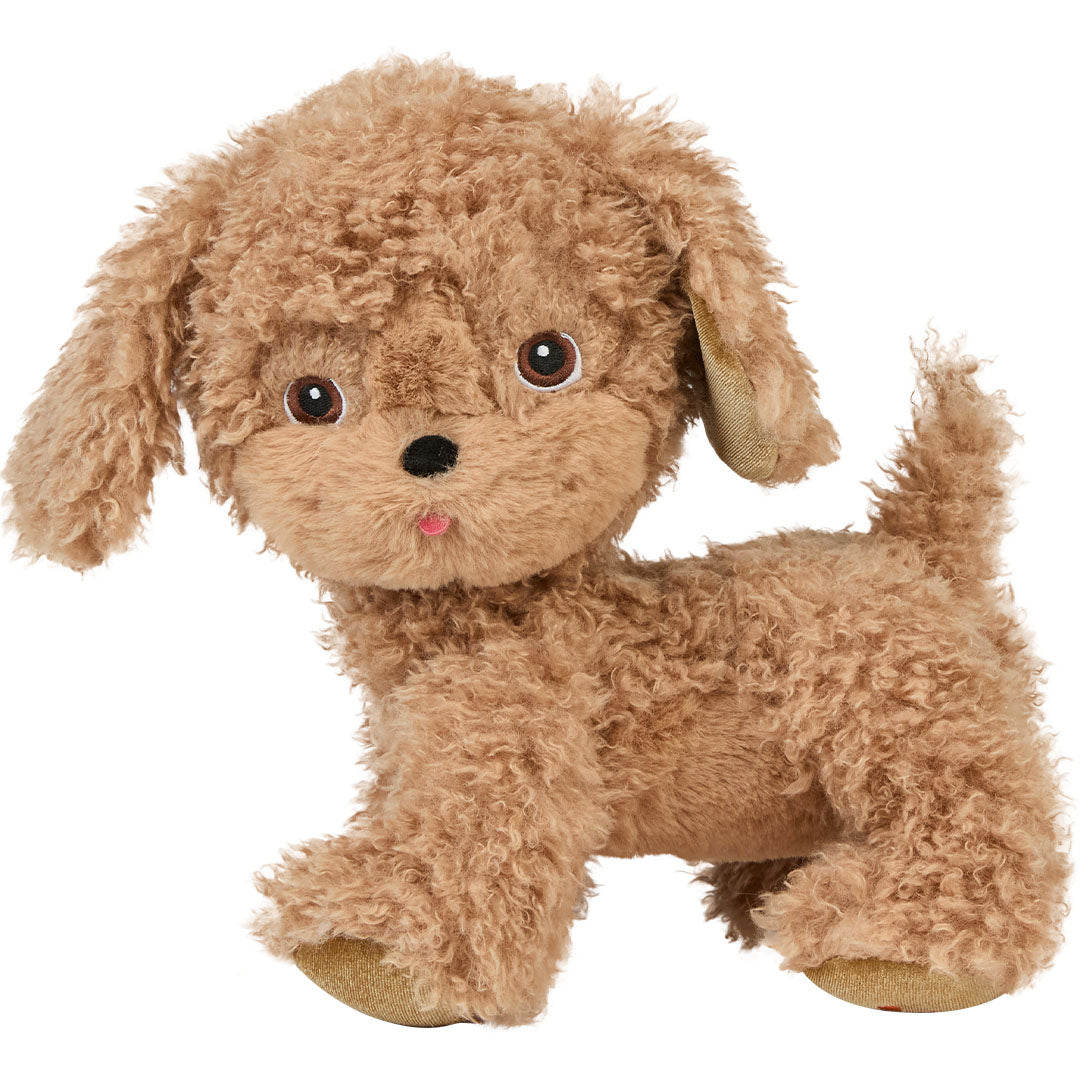 Olli Ella knuffelhond Goldie, een bruine pluchen hond, staat schuin zonder accessoires.