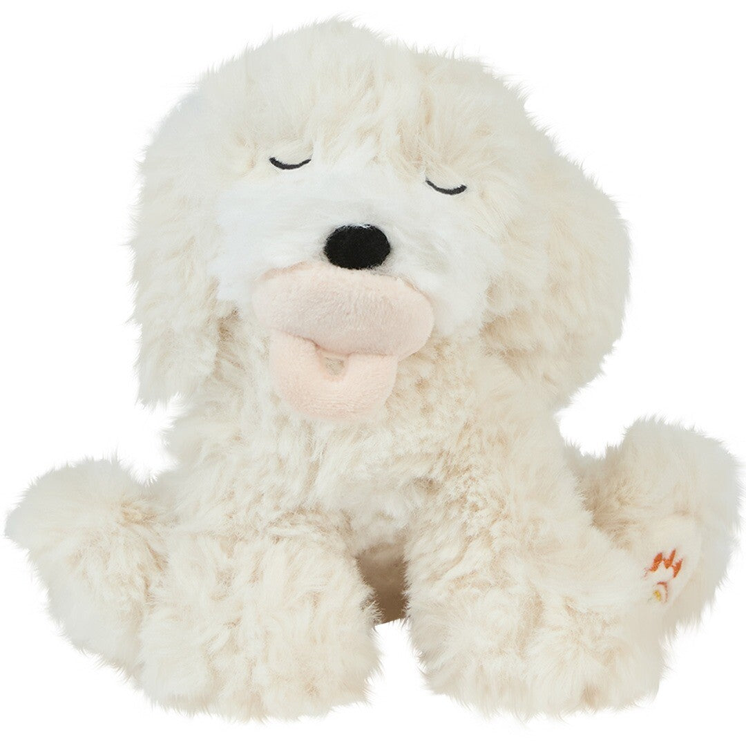 Olli Ella pluchen knuffelhond Dinkum Puppy Belle in crème, zittend met gesloten ogen en tong uit.