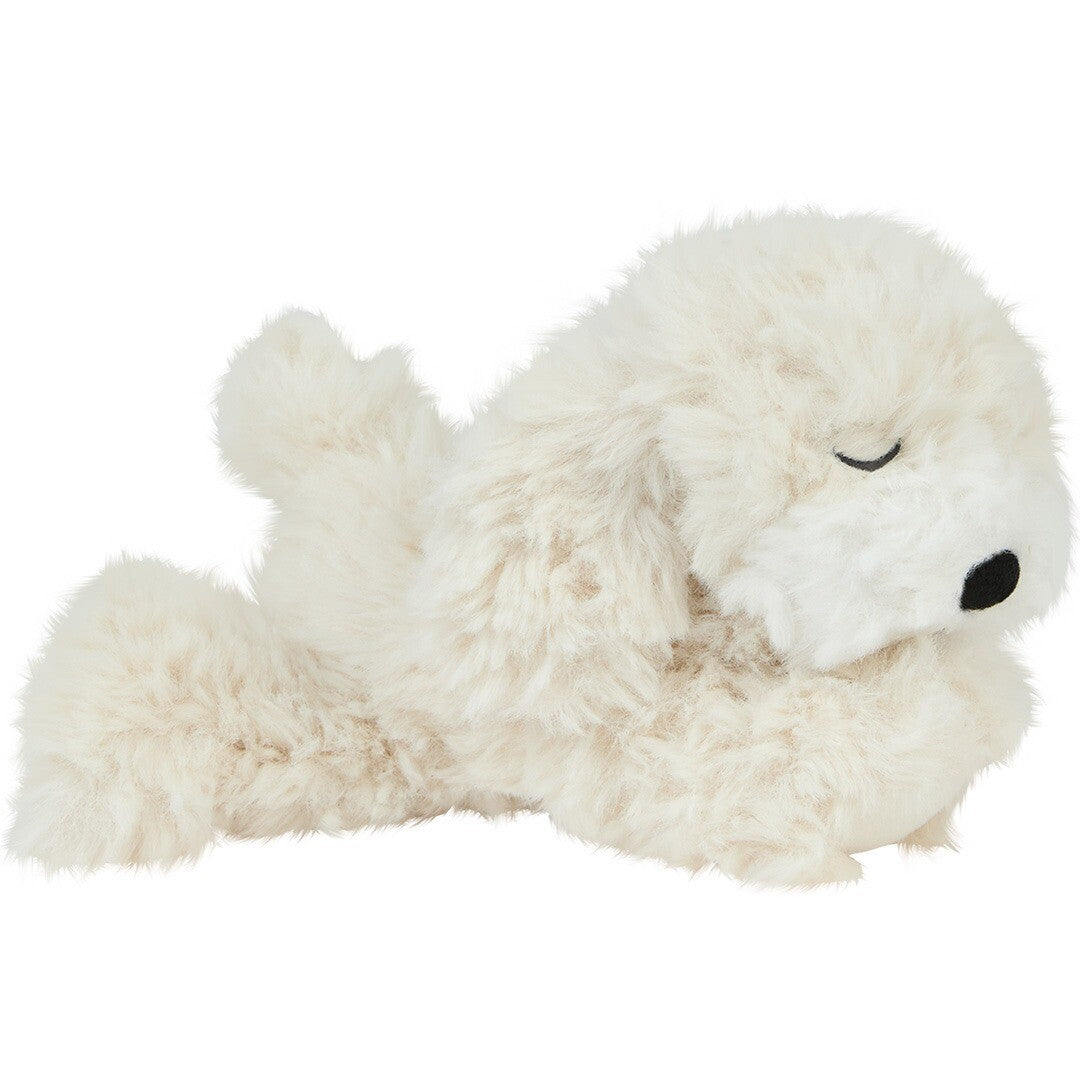 Olli Ella pluchen knuffelhond Dinkum Puppy Belle in crème, liggend op zijn zij met gesloten ogen.