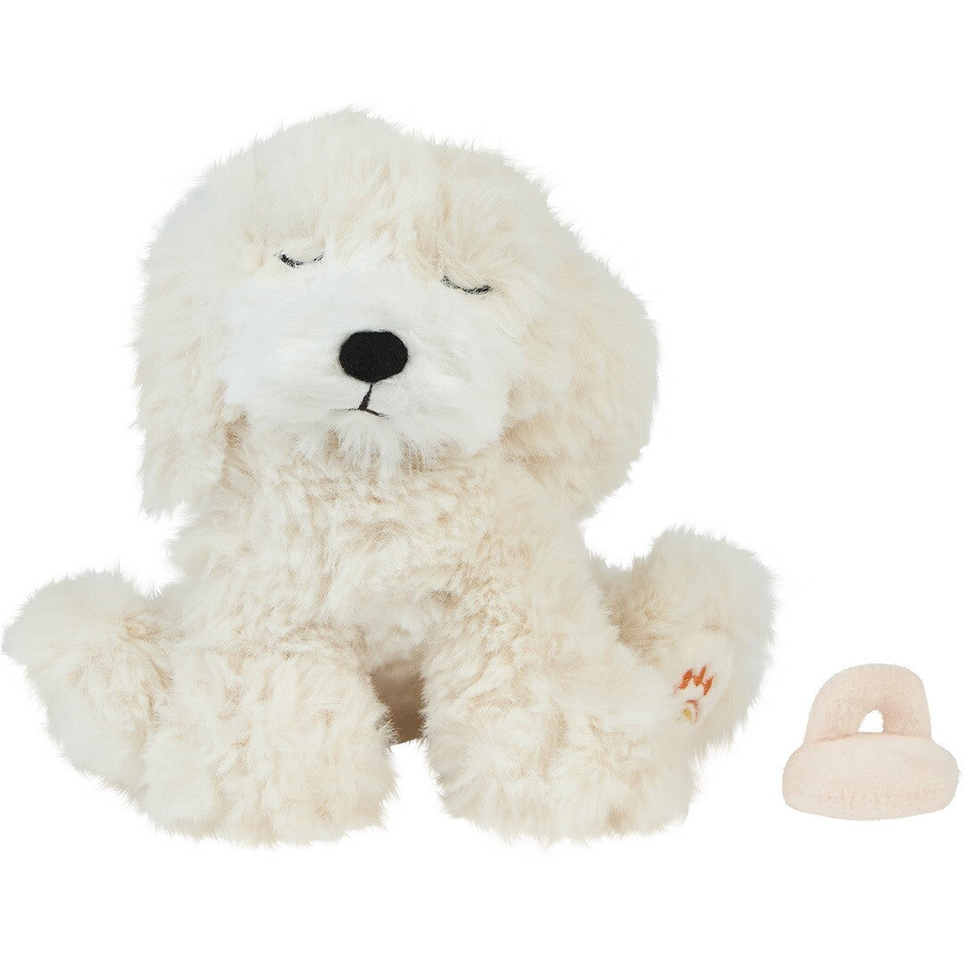 Olli Ella pluchen knuffelhond Dinkum Puppy Belle in crème, zittend met gesloten ogen en een klein pluchen botje ernaast.