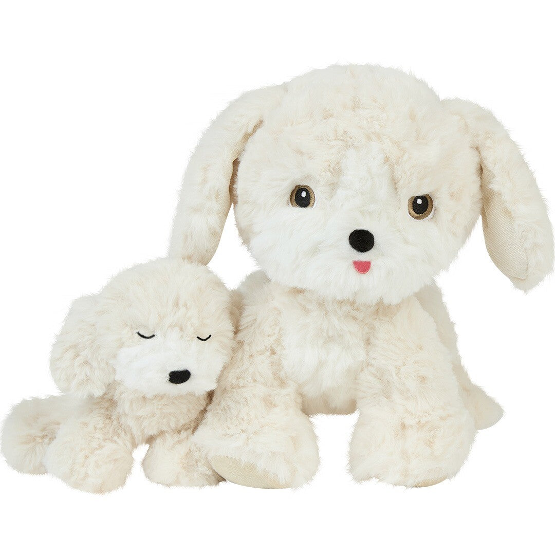 Twee Olli Ella pluchen knuffelhonden in crème, een grote met open ogen en een kleine met gesloten ogen.